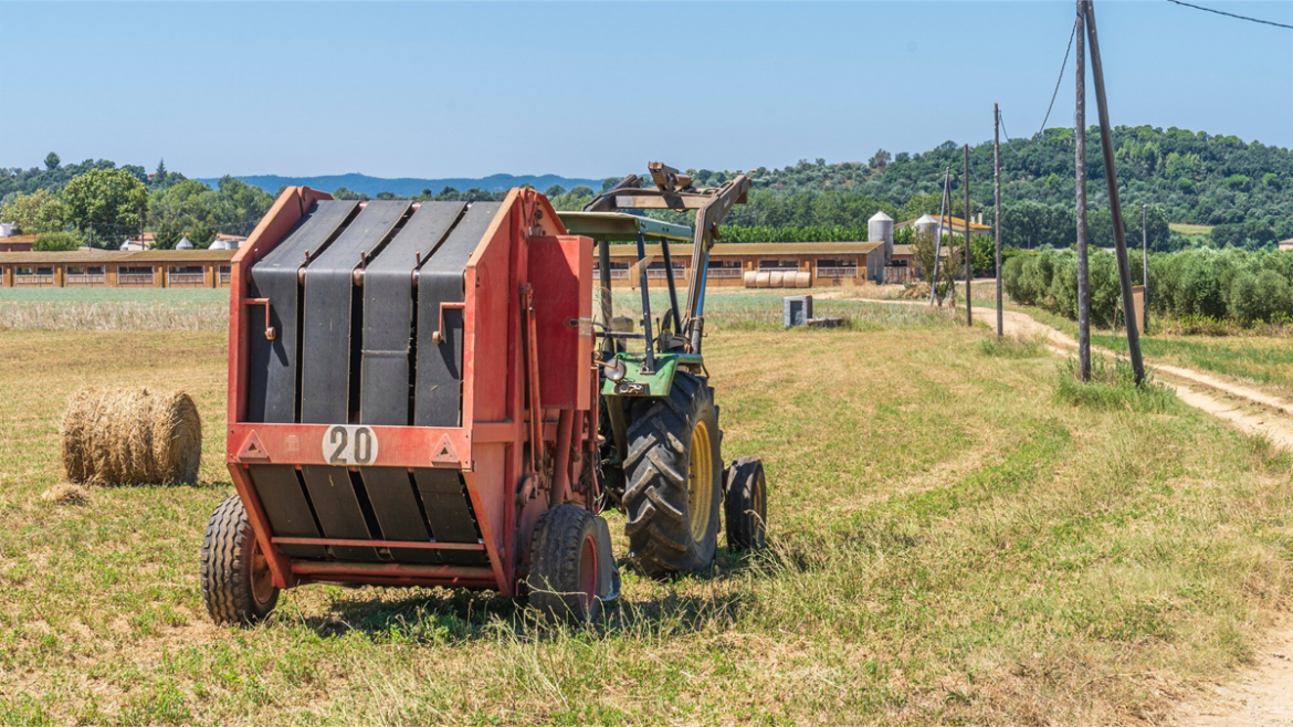 traktor z prasą rolniczą