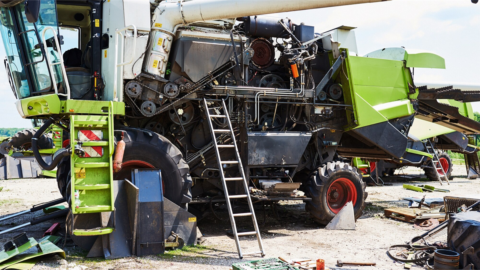 wymiana części w kombajnie