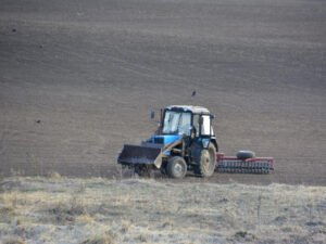 Kiedy przeprowadzić orkę zimową, dlaczego jest tak ważna?
