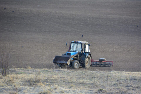 traktor na polu