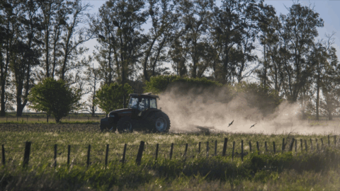 Ciągnik pracuje w polu