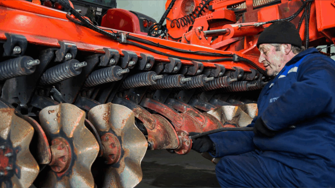 Mechanik naprawia maszynę rolniczą