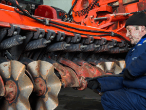 Części rolnicze a koszty eksploatacji. Jakie części rolnicze najbardziej wpływają na wydatki w gospodarstwie?