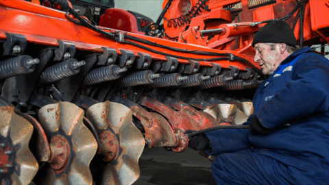 Mechanik naprawia maszynę rolniczą