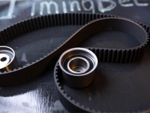 Jaką rolę pełnią pasy klinowe w układzie napędowym maszyn rolniczych?