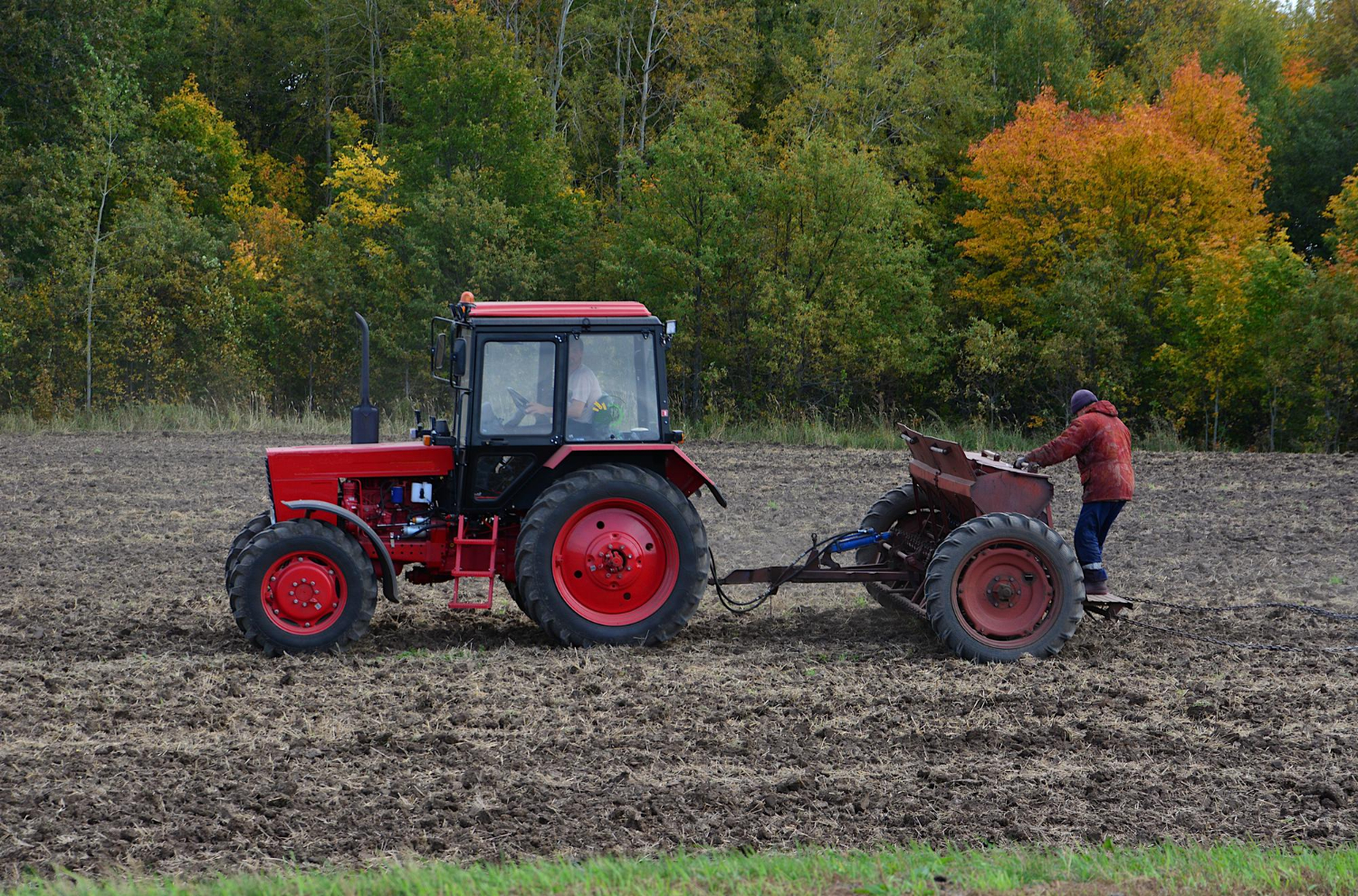 Traktor w trakcie prac polowych